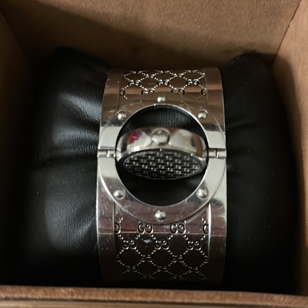 Gucci Twirl Watch Retail was $2399. Comes with watch box inside box. W Gucci Bag - Picture 5 of 10